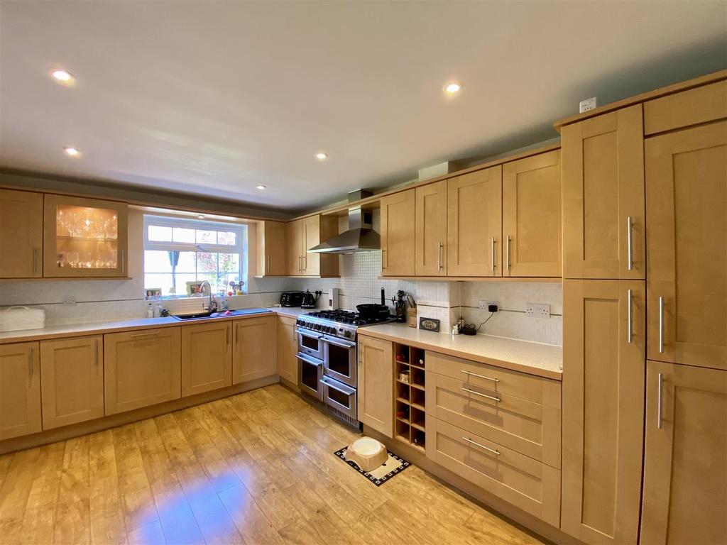 Sweet Bay Crescent, Ashford 5 bed detached house £585,000