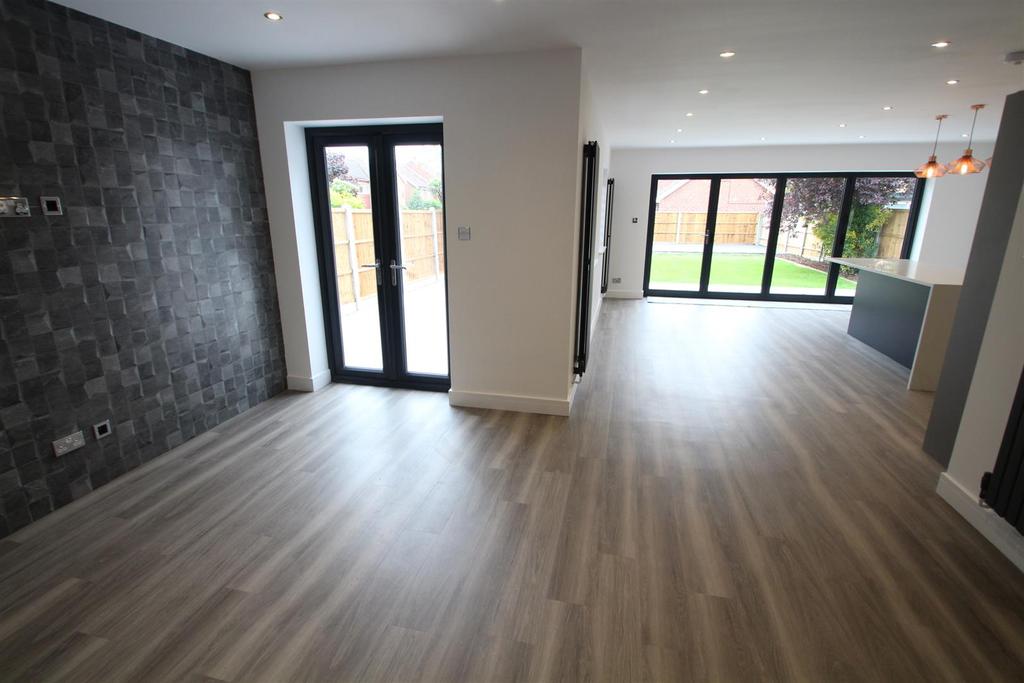 Victoria Avenue, Rayleigh 4 bed detached house £699,000