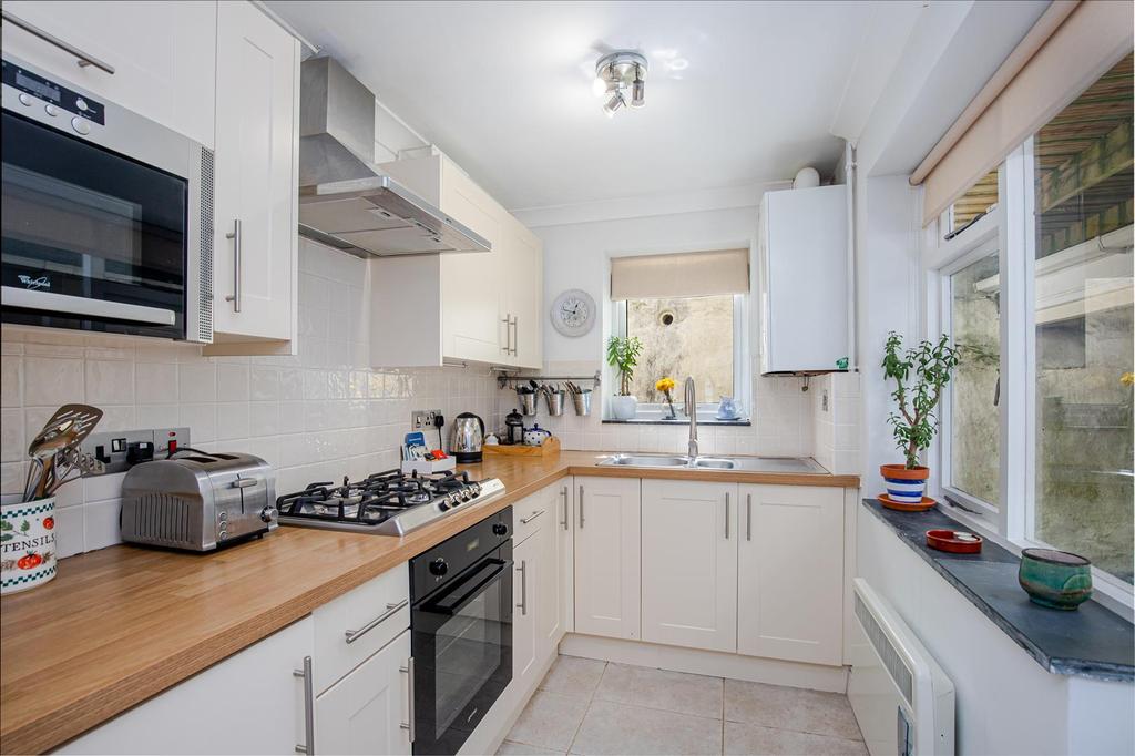A06 - 121 Victoria Road, Crew House, Dartmouth - 2