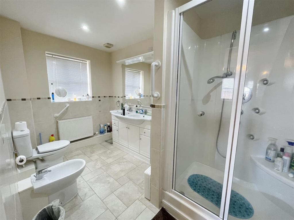 En suite shower room/wc