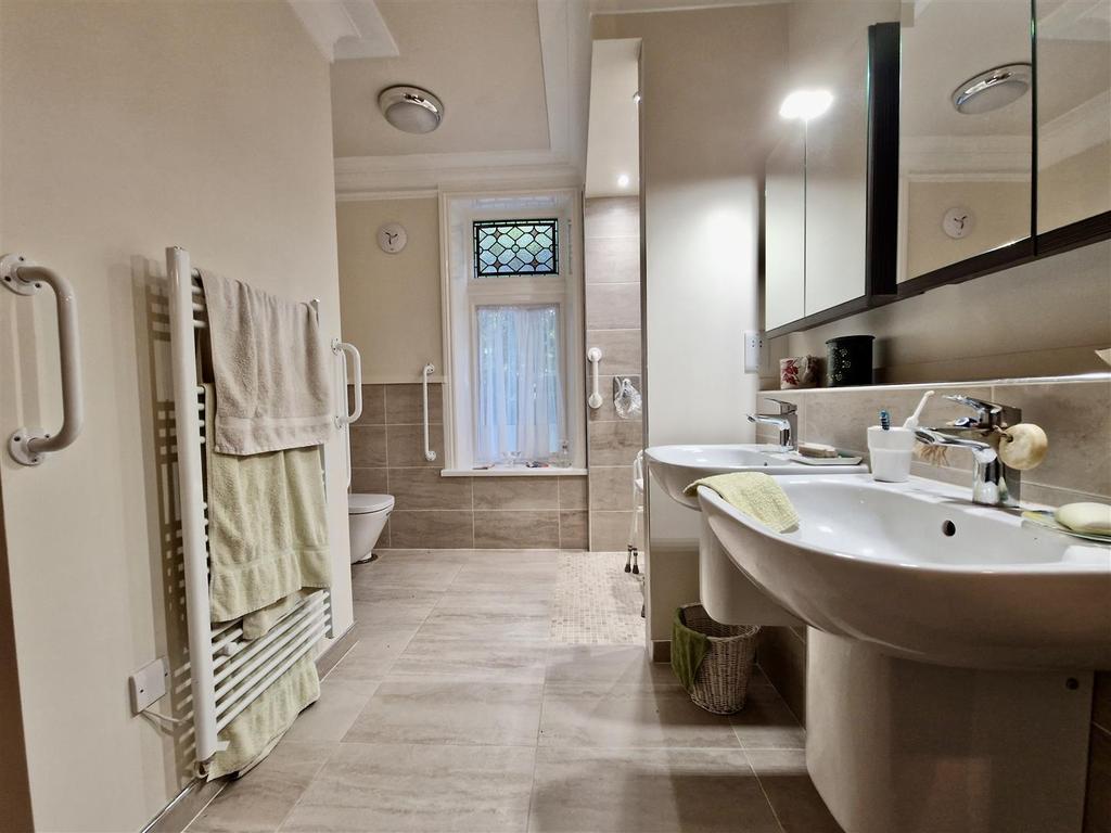 En suite bedroom/reception room