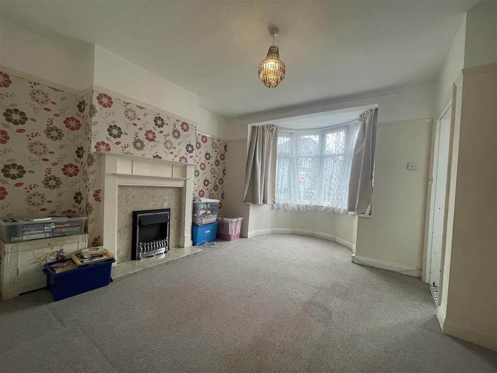 Thirlmere Road, Hinckley 3 bed semidetached house £200,000