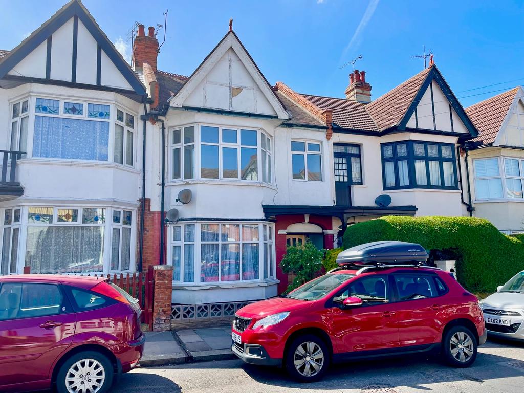 Glenwood Avenue, WestcliffonSea SS0 2 bed flat £210,000