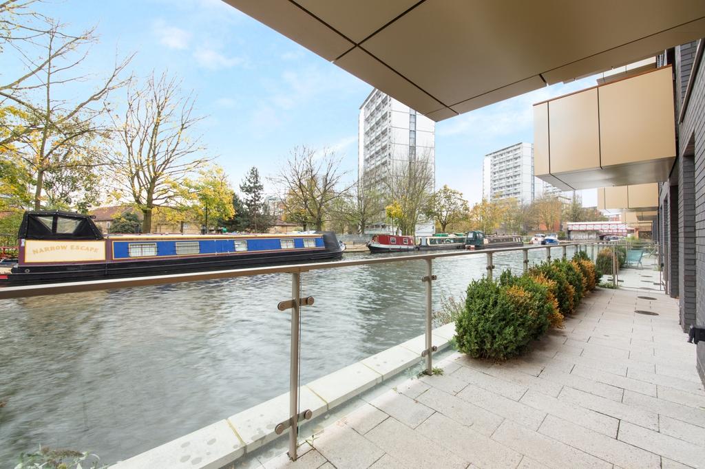 Waterfront Apartments, Amberley Road... 2 bed apartment £2,600 pcm (£