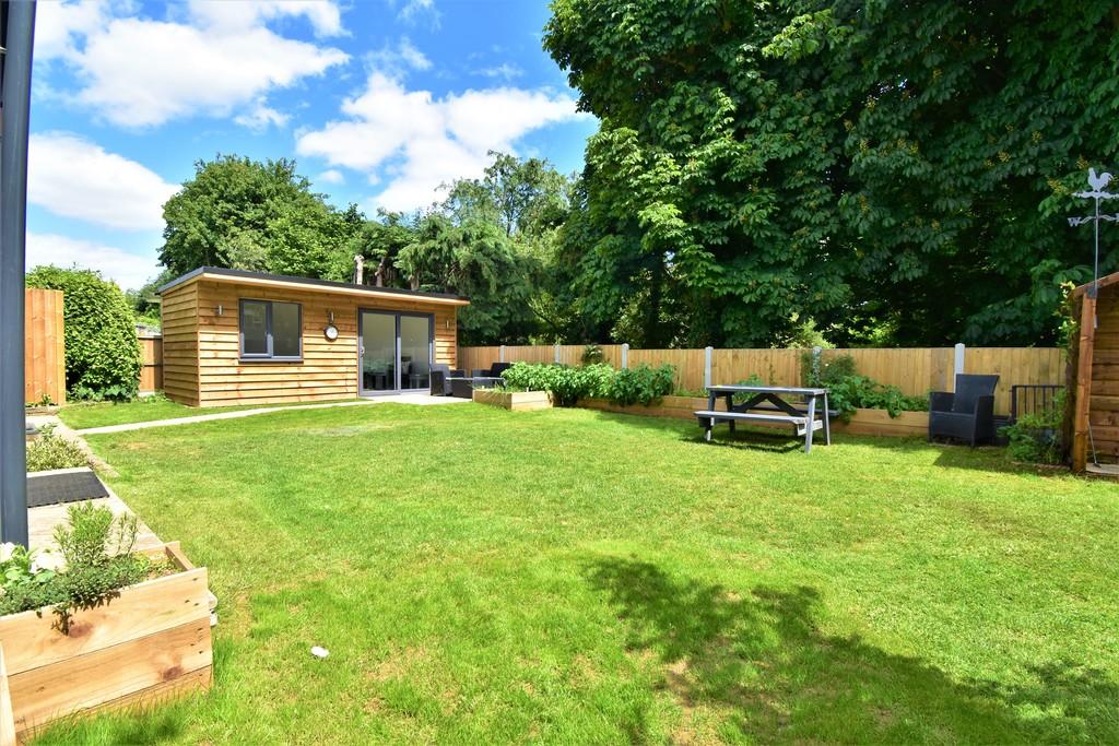 Lavenham Road, Great Waldingfield... 4 bed chalet £475,000