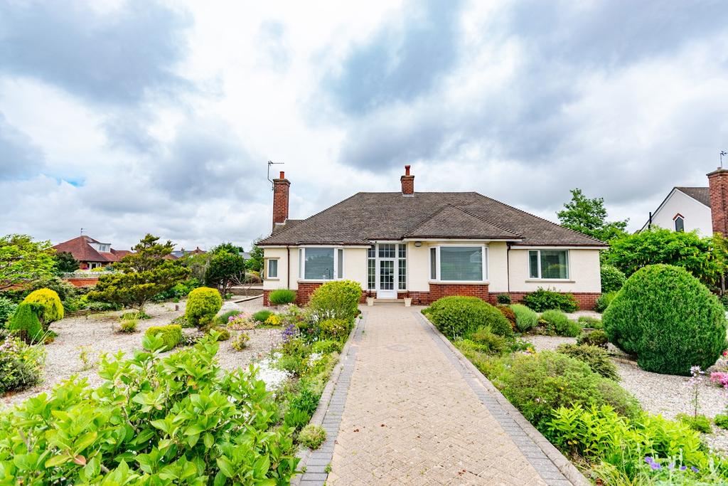 Clifton Drive, Lytham St Annes, FY8 3 bed detached bungalow for sale