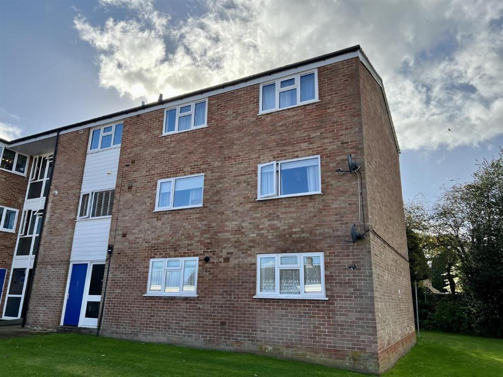 Stoke House, Tadley, RG26 3 bed flat £1,250 pcm (£288 pw)