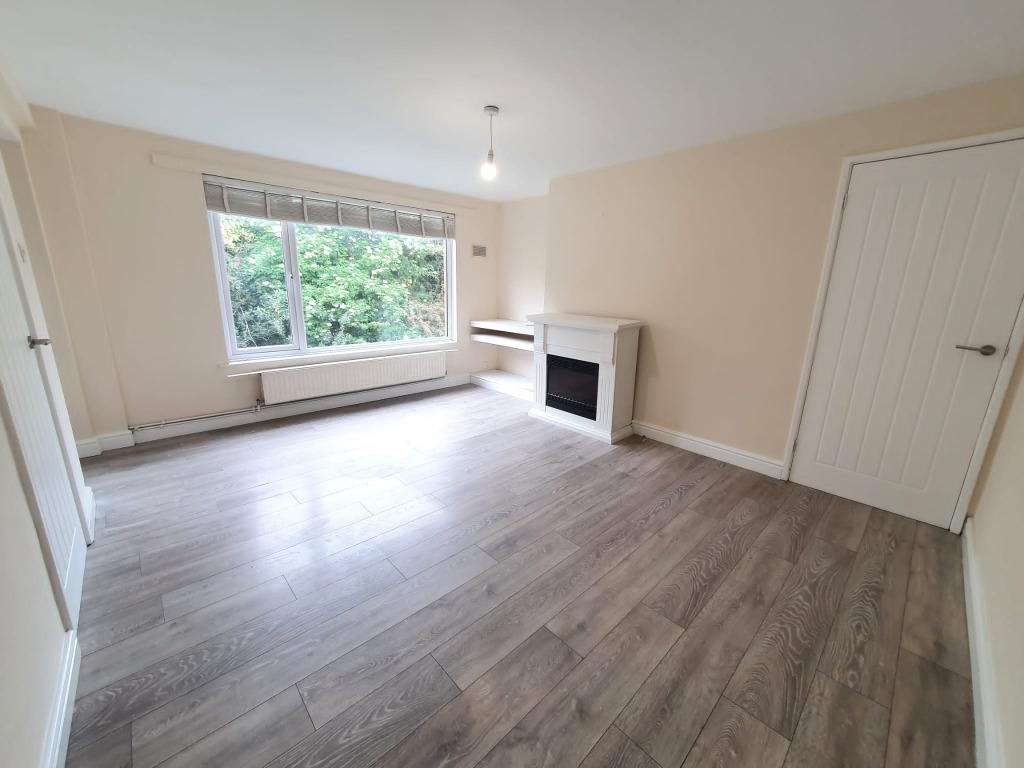 Stoke House, Tadley, RG26 3 bed flat £1,250 pcm (£288 pw)