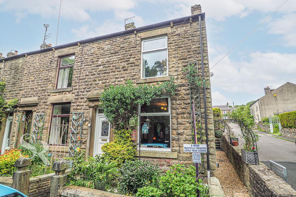 High Lea Road, New Mills, High Peak, Derbyshire, SK22 3DP 3 bed end of