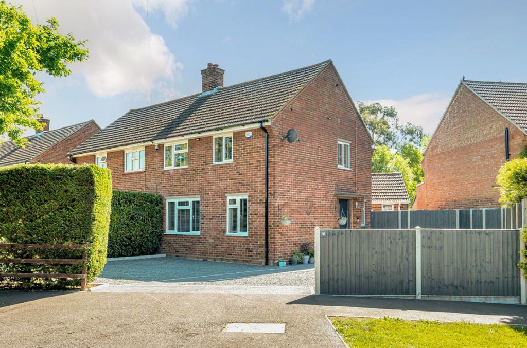 Tithe Barn Road, Wootton, Bedford 3 bed semidetached house £350,000