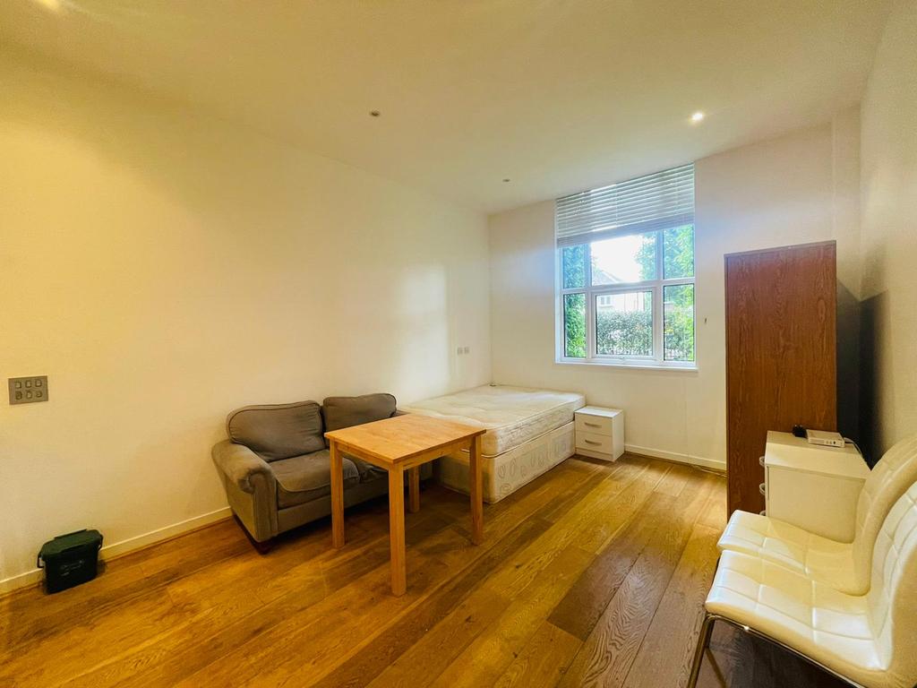 Bromyard Avenue, London W3 Studio £1,100 pcm (£254 pw)