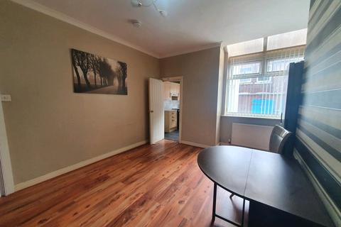 3 bedroom terraced house to rent, Edmund Street, Salford M6