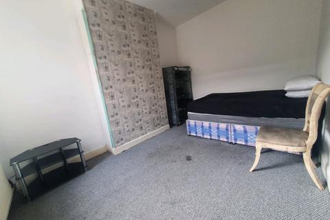 3 bedroom terraced house to rent, Edmund Street, Salford M6