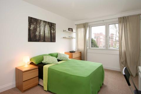 1 bedroom in a flat share to rent, Longshore, London SE8