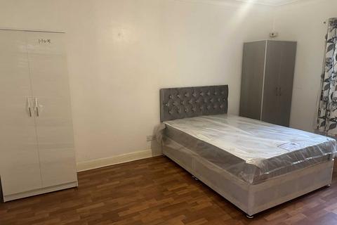 1 bedroom in a house share to rent, Old Oak Road, Acton