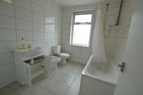 1 bedroom in a house share to rent, Old Oak Road, Acton