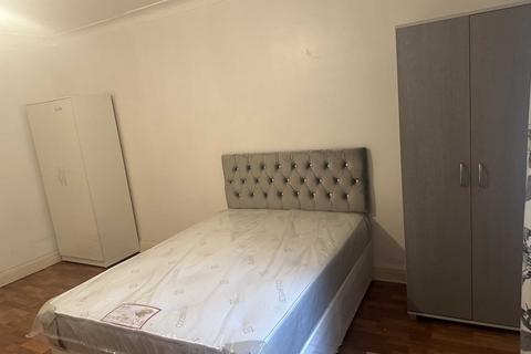 1 bedroom in a house share to rent, Old Oak Road, Acton