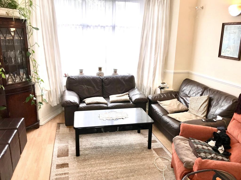 Crowshott Avenue, Stanmore, HA7 3 bed semidetached house £599,950