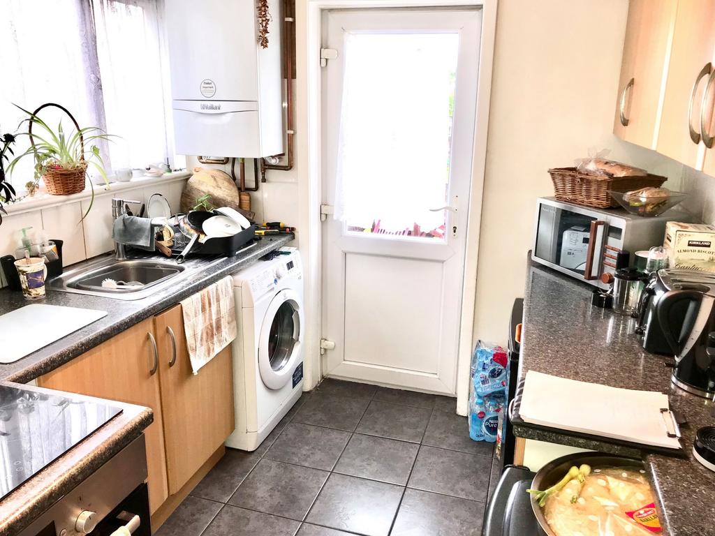 Crowshott Avenue, Stanmore, HA7 3 bed semidetached house £599,950