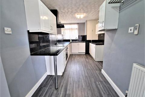 3 bedroom end of terrace house to rent, Chatteris Avenue, Romford RM3 8EL