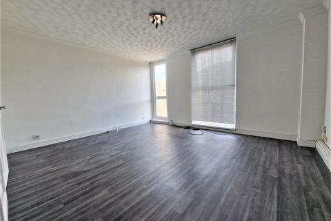 3 bedroom end of terrace house to rent, Chatteris Avenue, Romford RM3 8EL
