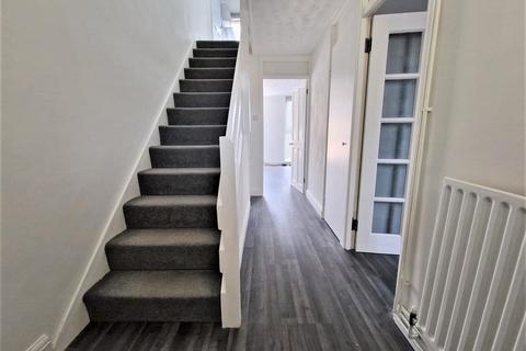 3 bedroom end of terrace house to rent, Chatteris Avenue, Romford RM3 8EL