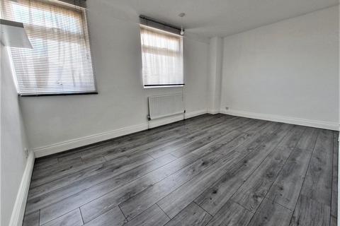 3 bedroom end of terrace house to rent, Chatteris Avenue, Romford RM3 8EL
