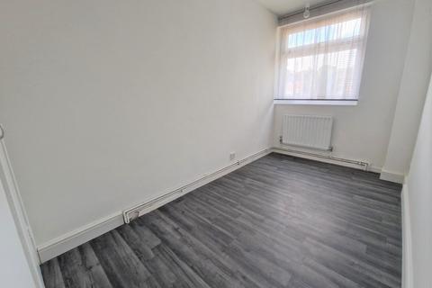 3 bedroom end of terrace house to rent, Chatteris Avenue, Romford RM3 8EL