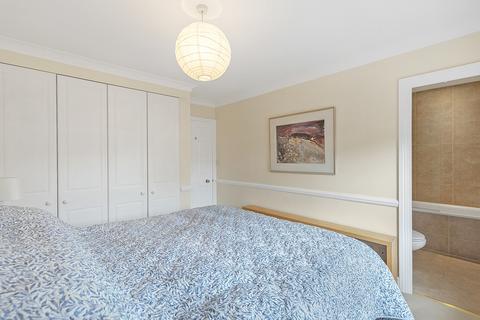 2c Marryat Square, London, SW6 6UA