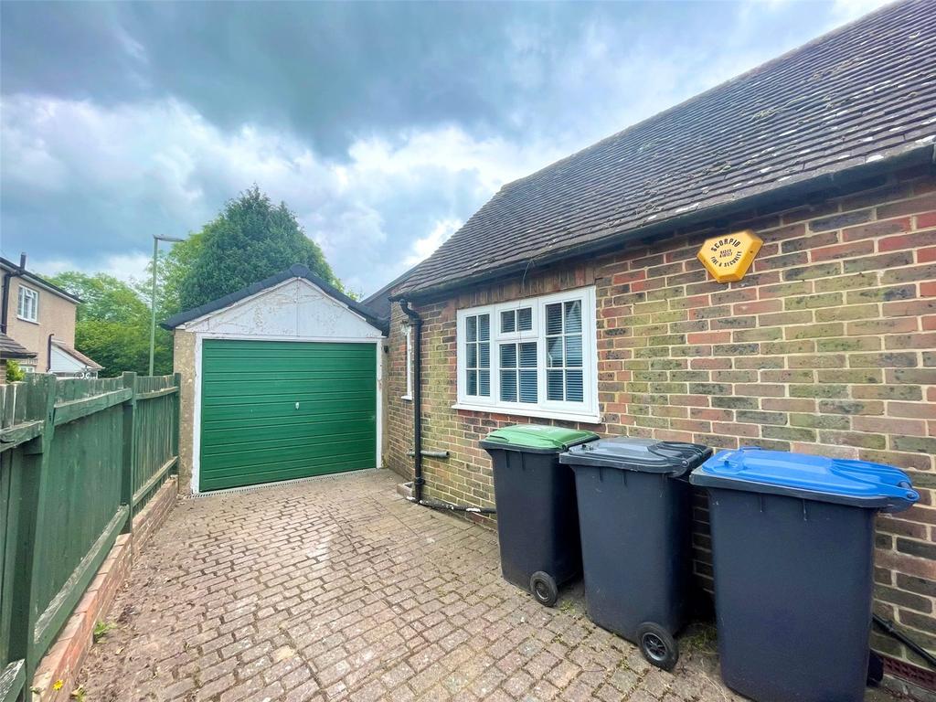 Whitemans Green, Cuckfield, Haywards... 2 bed bungalow £1,450 pcm (£