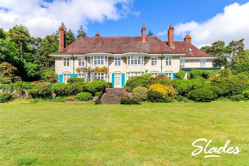 Bransgore House, 140 Burley Road, Bransgore, Christchurch, BH23 2 bed
