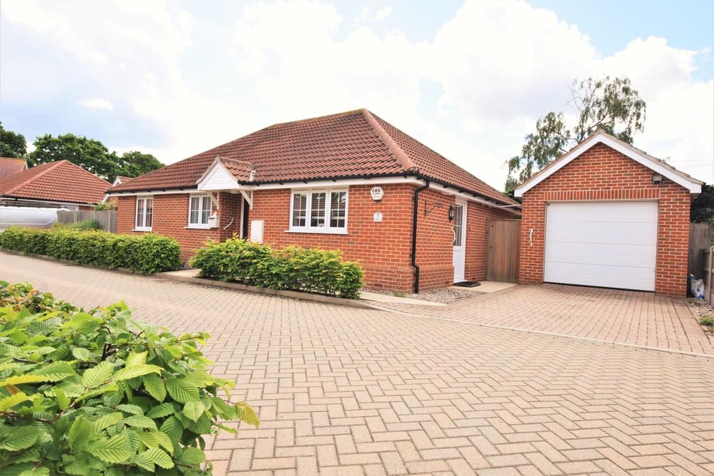 Hendry Worthington Close, Essex, CO4 9SR 3 bed detached bungalow £450,000