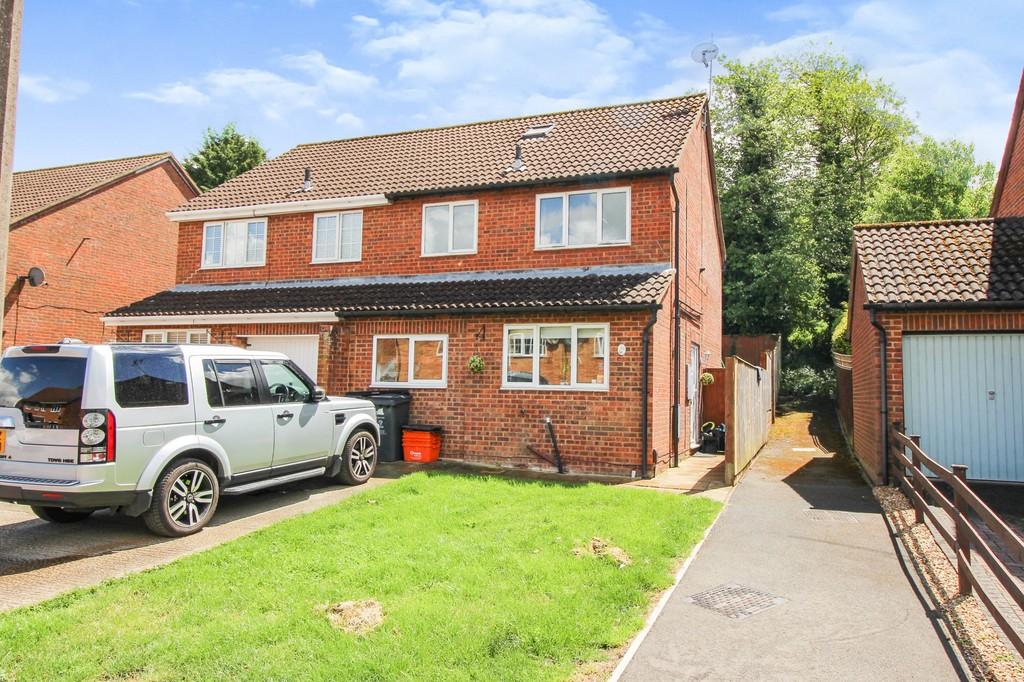 Bayleaf Avenue, Woodhall Park, Swindon 4 bed semidetached house £