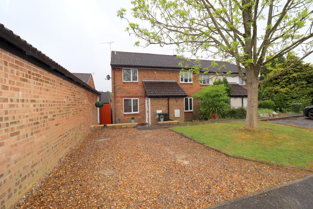 Spayne Close, Barton Hills, Luton, Bedfordshire, LU3 4BA 2 bed end of