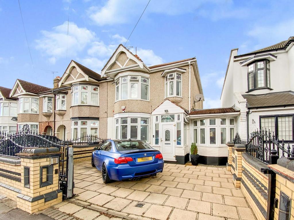 Dawlish Drive, GOODMAYES, IG3 3 bed end of terrace house £860,000