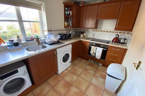 3 bedroom flat to rent, Snowberry Close, Bristol