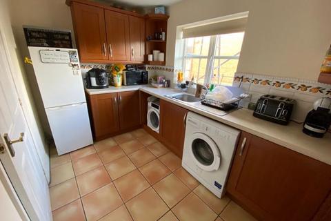 3 bedroom flat to rent, Snowberry Close, Bristol