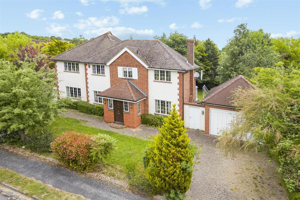 Charlwood Drive, Oxshott 5 bed detached house £1,400,000