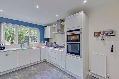 4 Bartholomew Close, Walton Park, Milton Keynes, MK7 7HH