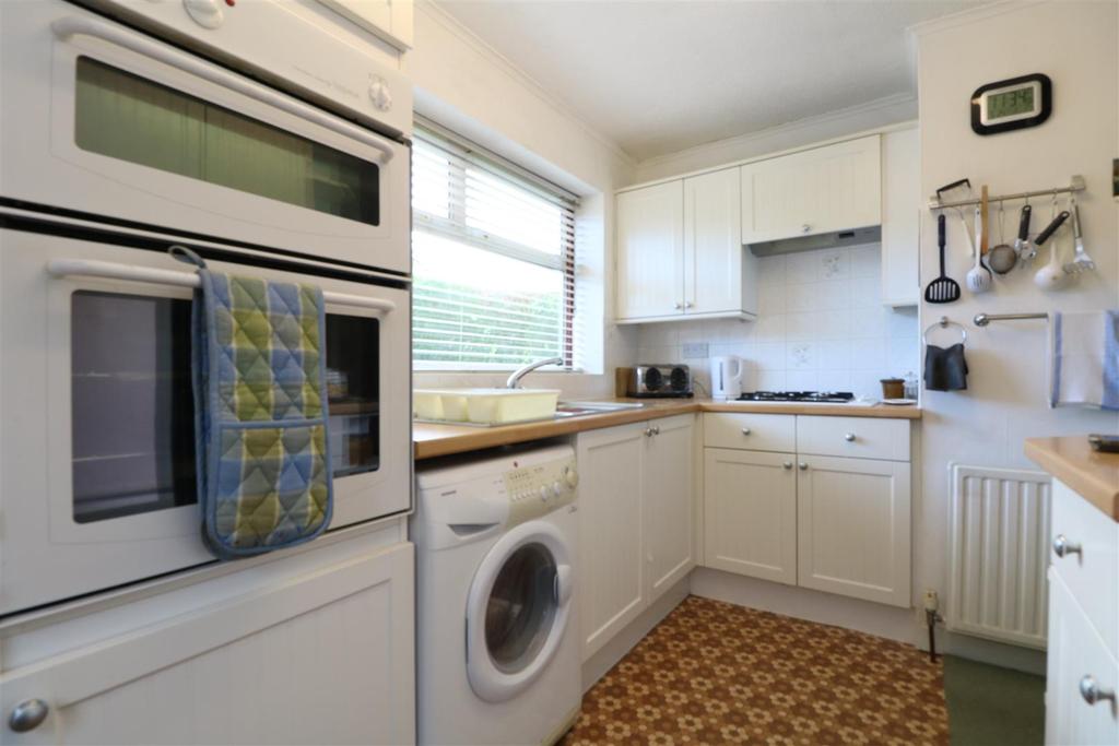 Strafford Walk, Dodworth, Barnsley 3 bed detached bungalow £230,000