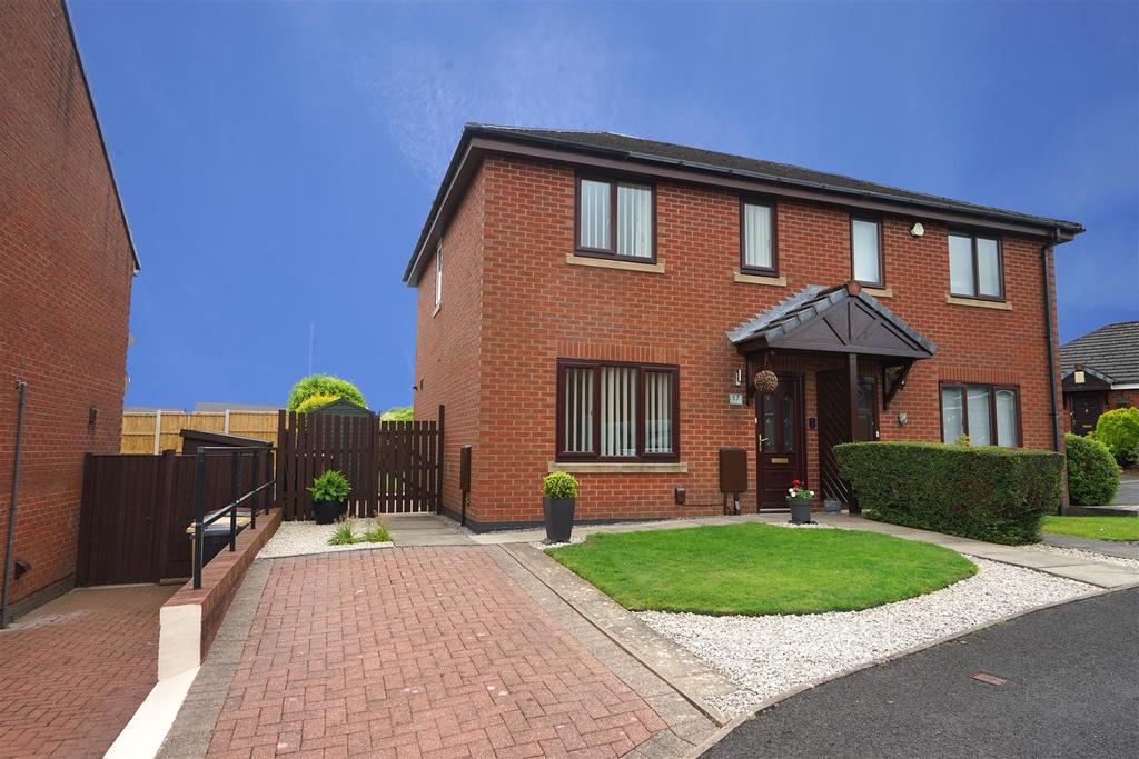 Pembroke Close, Horwich, Bolton 2 bed semidetached house for sale £