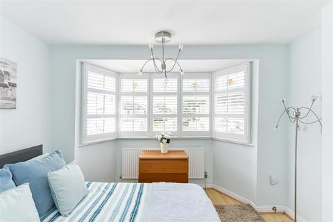 5 Gunners Grove, London, E4 9SR