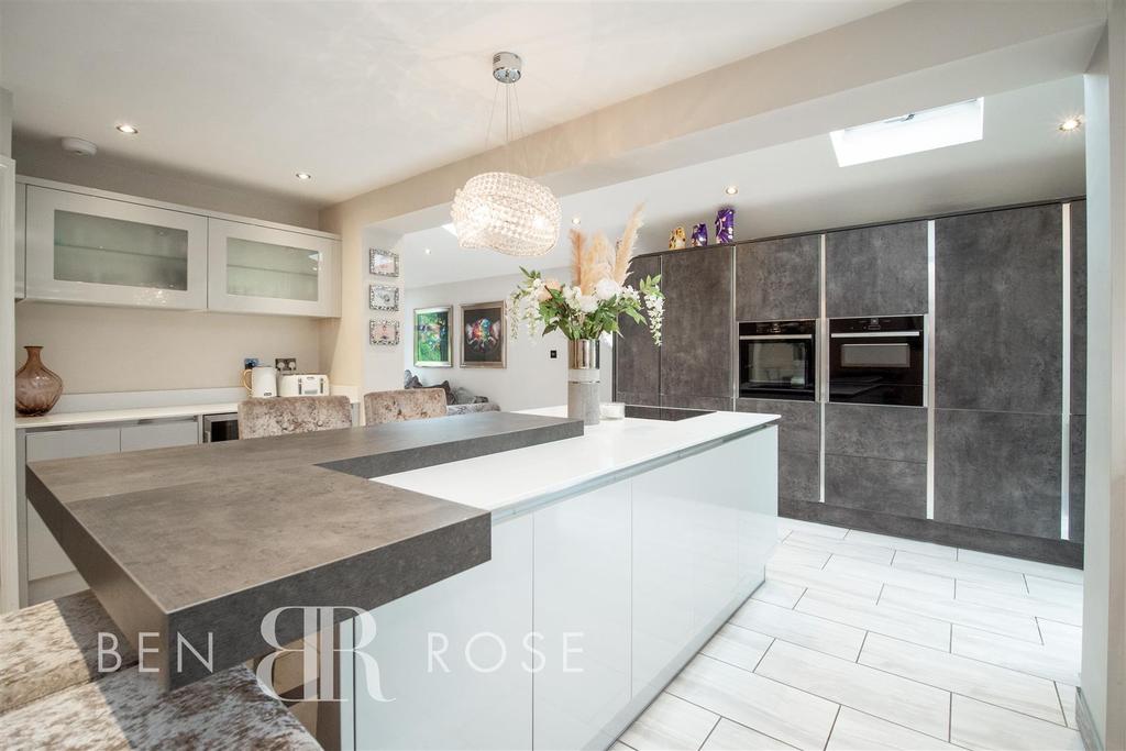 Heatherleigh, Leyland 4 bed detached house £320,000