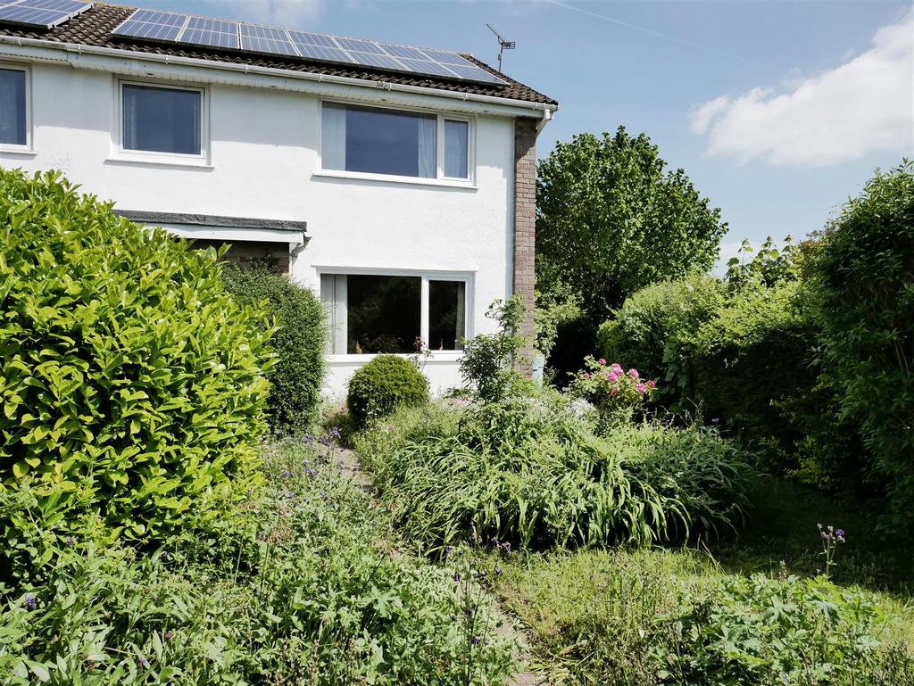 Pound Close, Lyneham, Chippenham 3 bed semidetached house £240,000