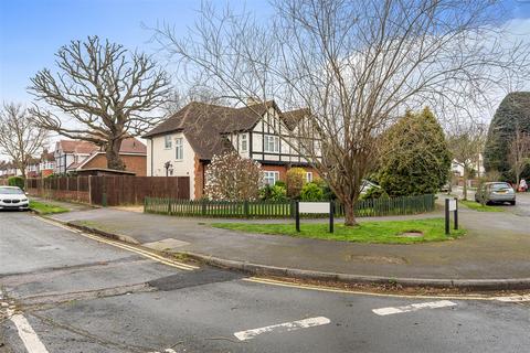 1 Edenfield Gardens, Worcester Park, KT4 7DT