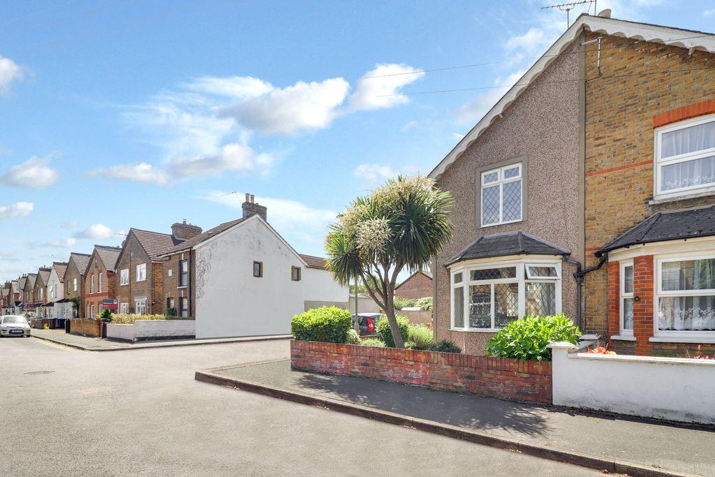 Hythe Road, StainesUponThames TW18 3ED 2 bed semidetached house £