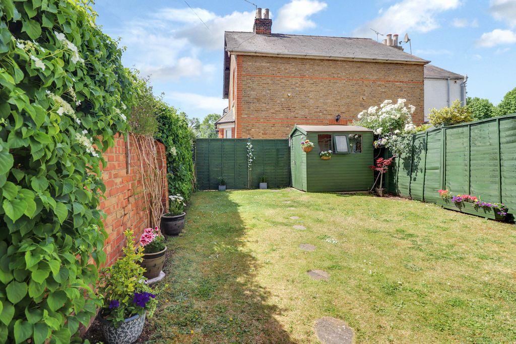 Hythe Road, StainesUponThames TW18 3ED 2 bed semidetached house £