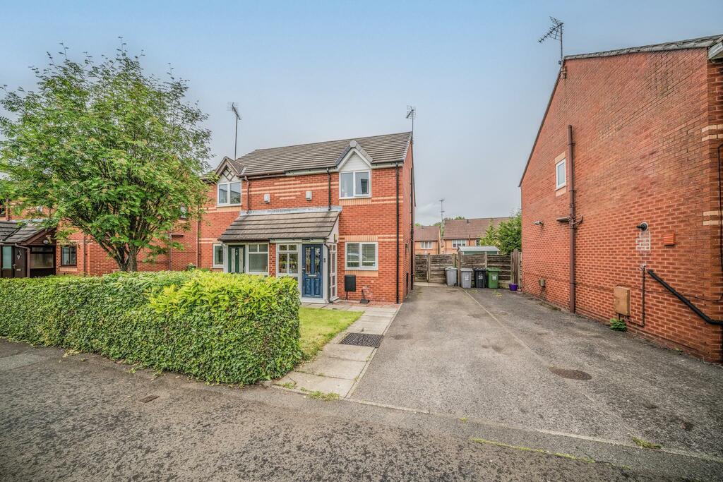 Kennedy Avenue, Macclesfield, SK10 3EZ 2 bed semidetached house £200,000