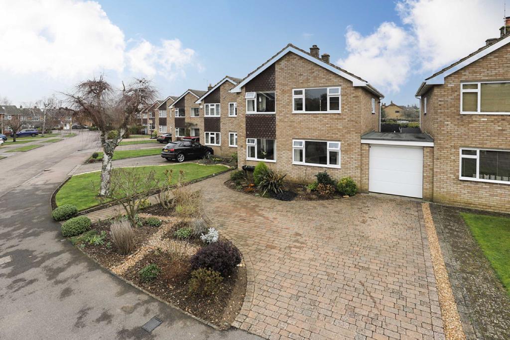 Brackendale Grove, Harpenden, Hertfordshire, AL5 4 bed detached house