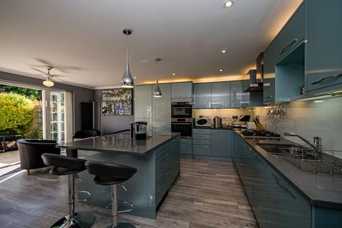 4 bedroom detached house for sale - Grimms Meadow, Walters Ash HP14 4UH